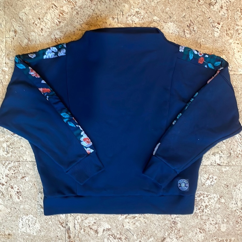 Cozy TH sweatshirt floral detail raglan and batwing sleeve EUC